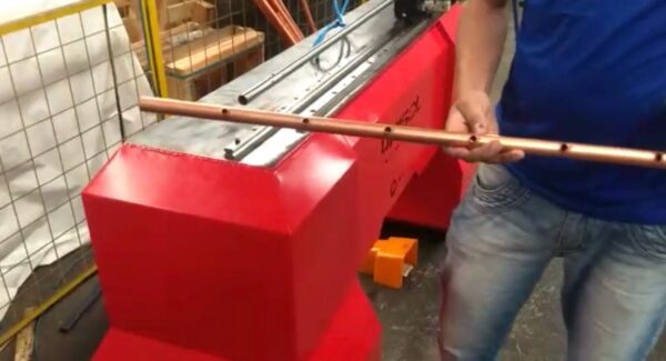 Máquina para Furação e Repuxo de Tubos  Placas Solares - Imagem 6
